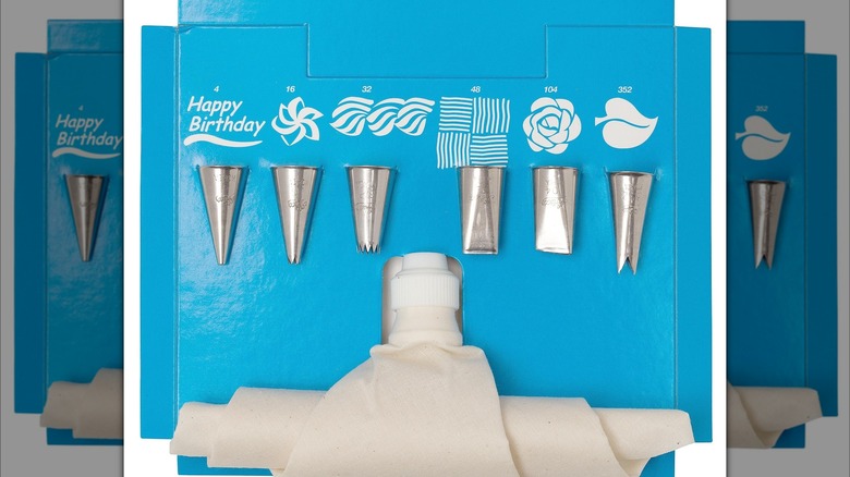 Cake decorating set with tips