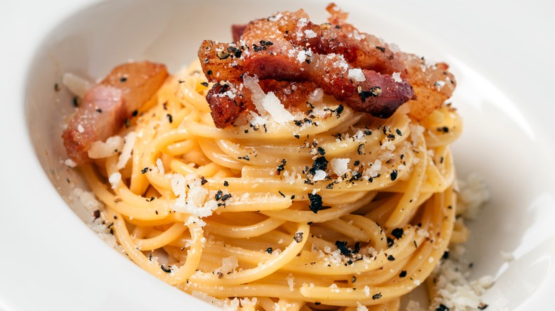 spaghetti alla gricia in bowl